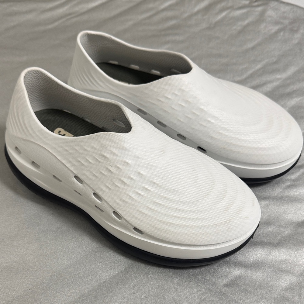 The Stand+ Antigrav2 Energy Recovery Footwear in White W6.5